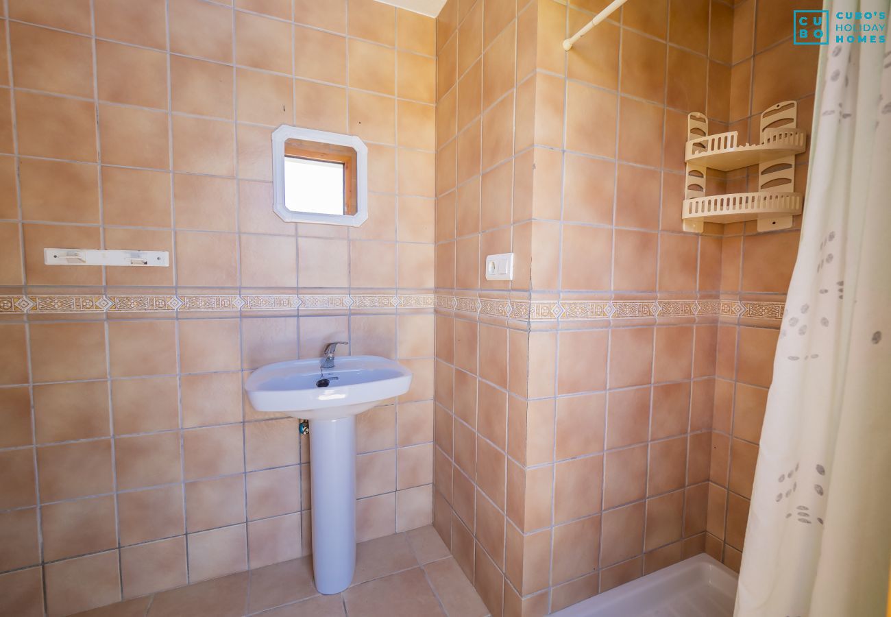 Baño de este chalet con piscina en Alhaurín el Grande
