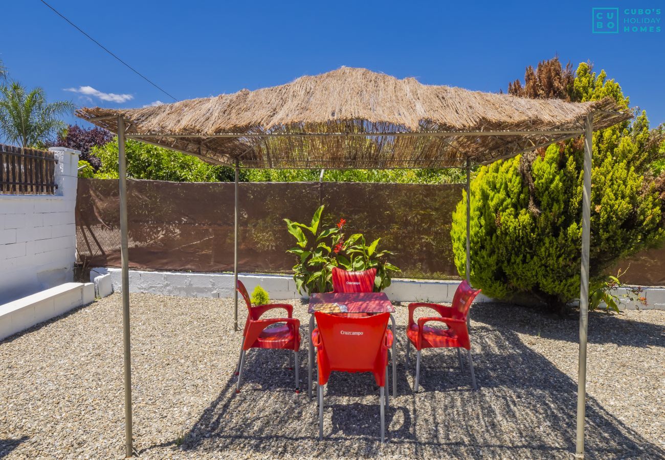 Terraza de este chalet con piscina en Alhaurín el Grande
