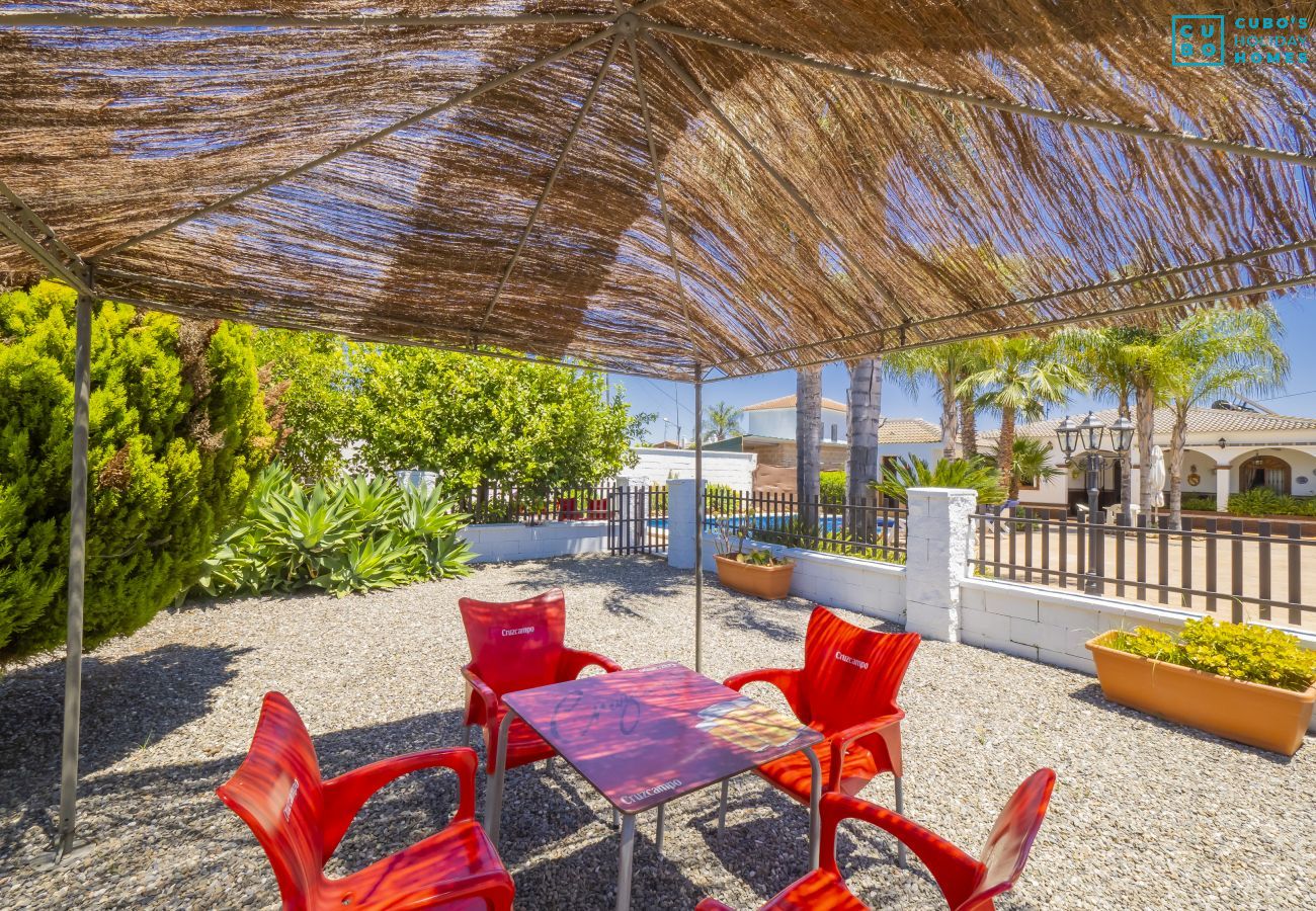 Terraza de este chalet con piscina en Alhaurín el Grande