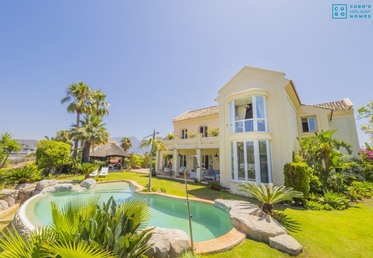 Piscina y exteriores de esta Villa de Lujo en Benahavis