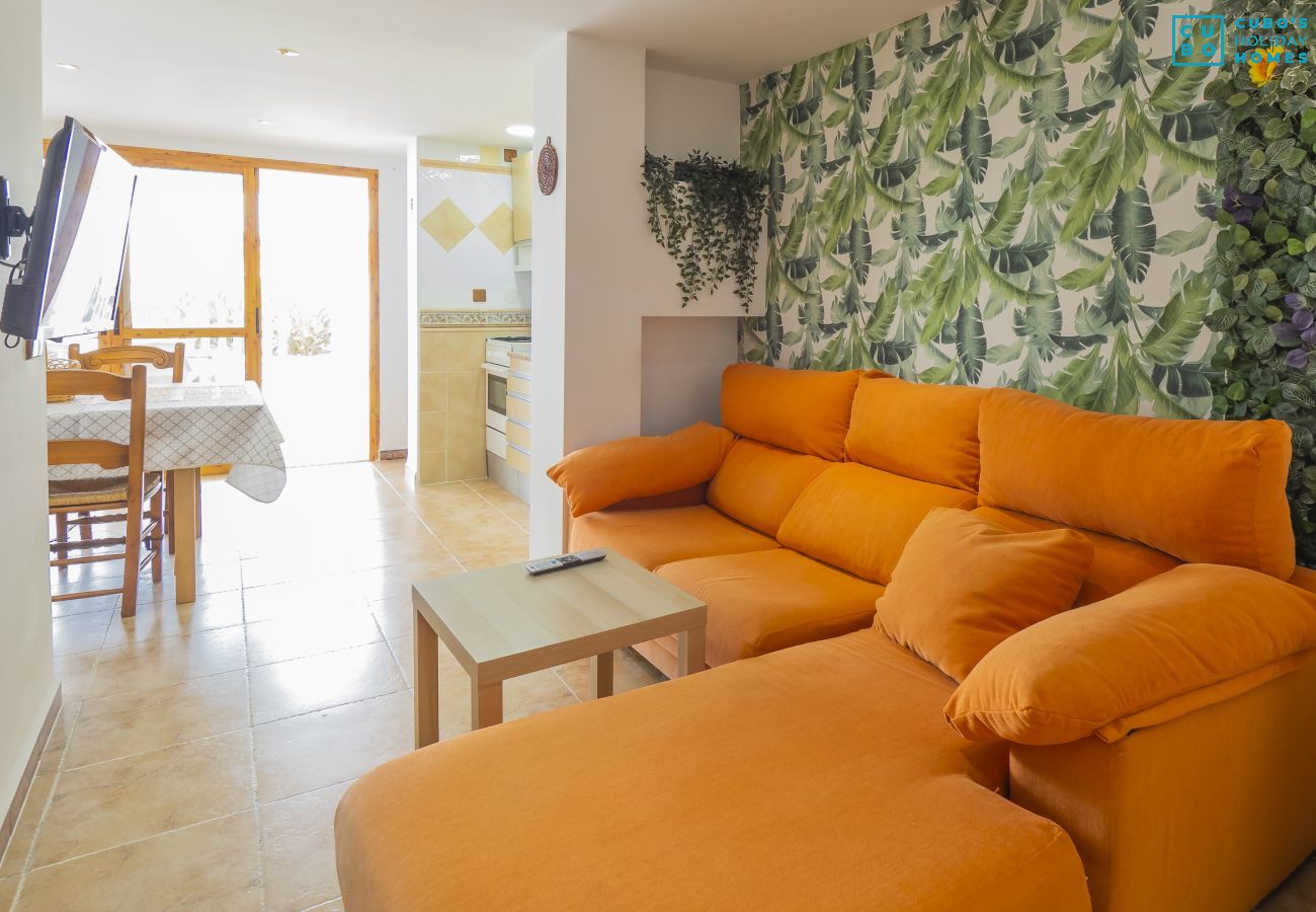 Salón comedor de esta casa rural en Álora, cerca del Caminito del Rey