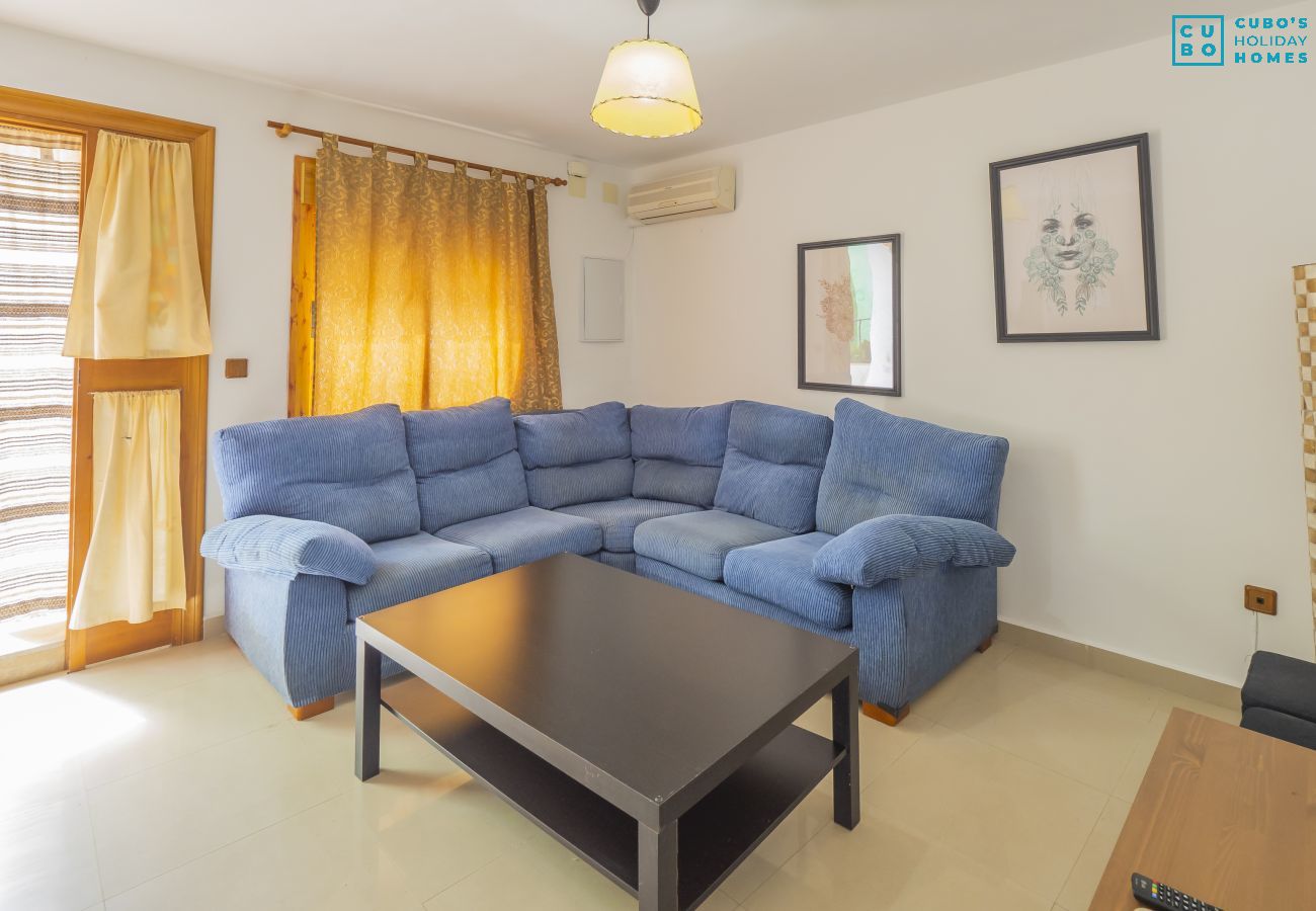 Salón comedor de esta casa rural en Álora, cerca del Caminito del Rey