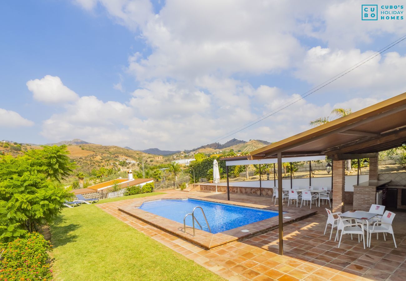 Piscina de esta casa rural en Pizarra