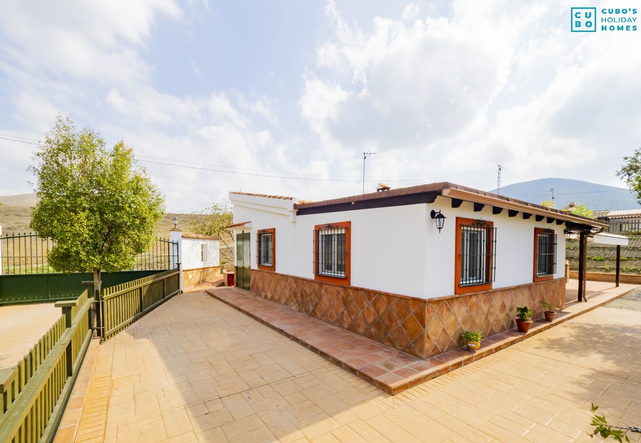 Terraza de esta casa rural en Pizarra