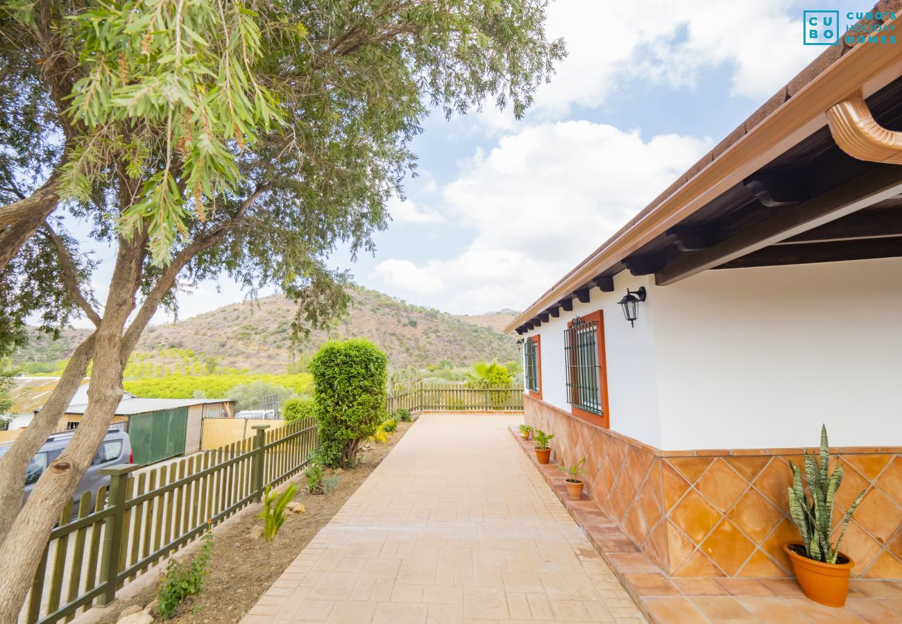 Terraza de esta casa rural en Pizarra