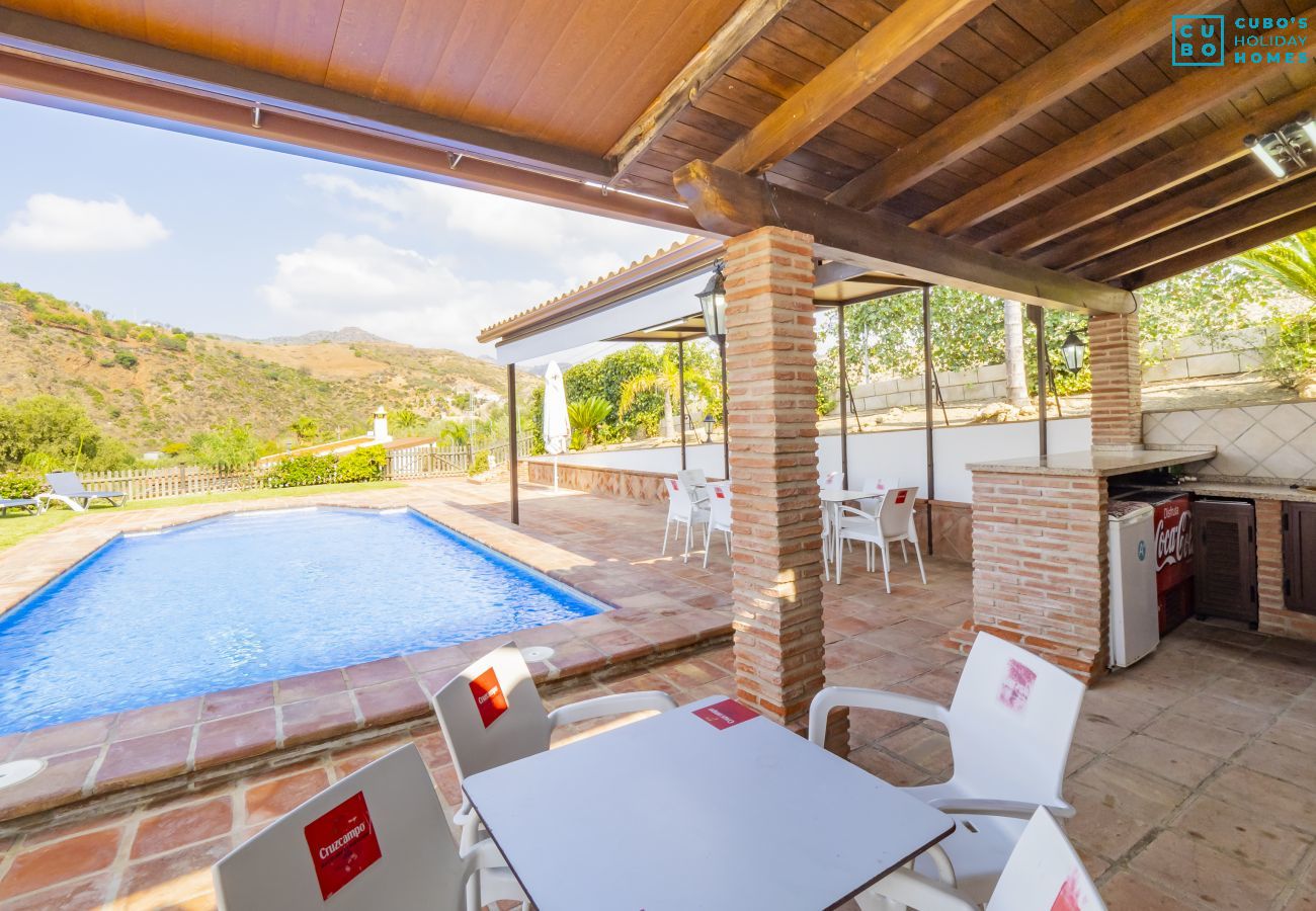 Piscina de esta casa rural en Pizarra