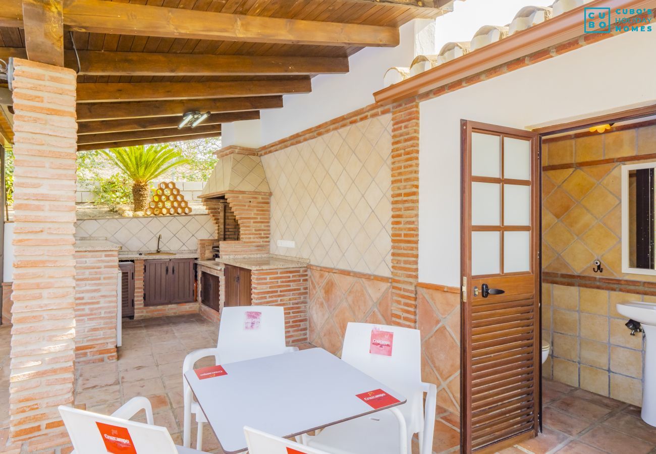 Terraza de esta casa rural en Pizarra