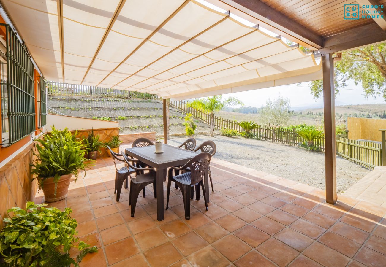 Terraza de esta casa rural en Pizarra