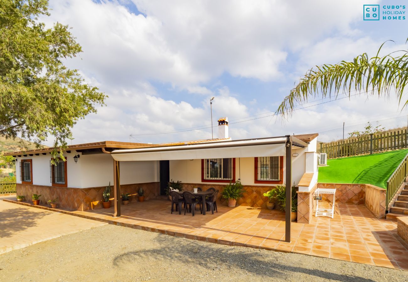 Terraza de esta casa rural en Pizarra