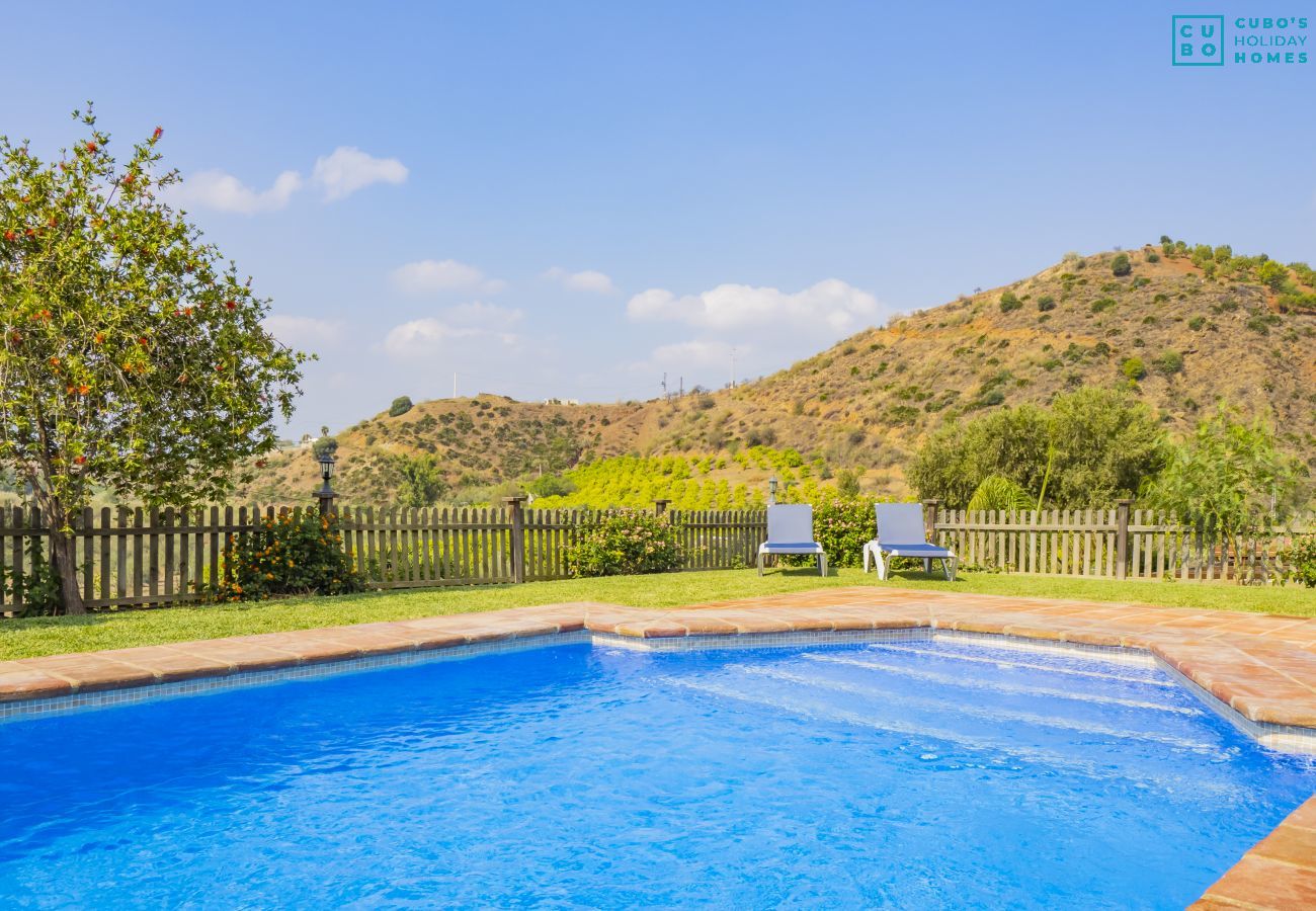 Piscina de esta casa rural en Pizarra