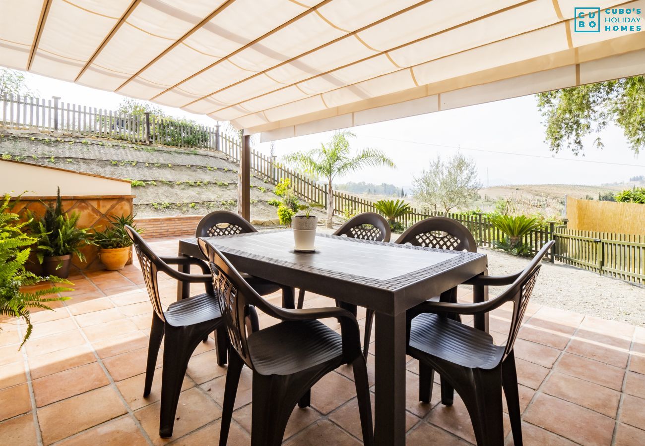 Terraza de esta casa rural en Pizarra