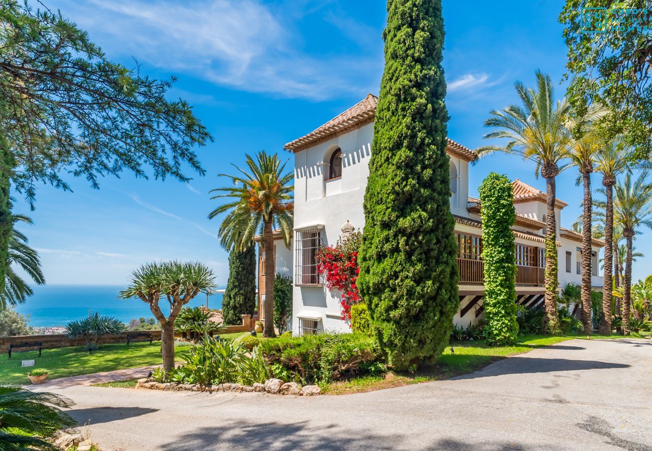 Villa de lujo con piscina y vistas al mar en Málaga