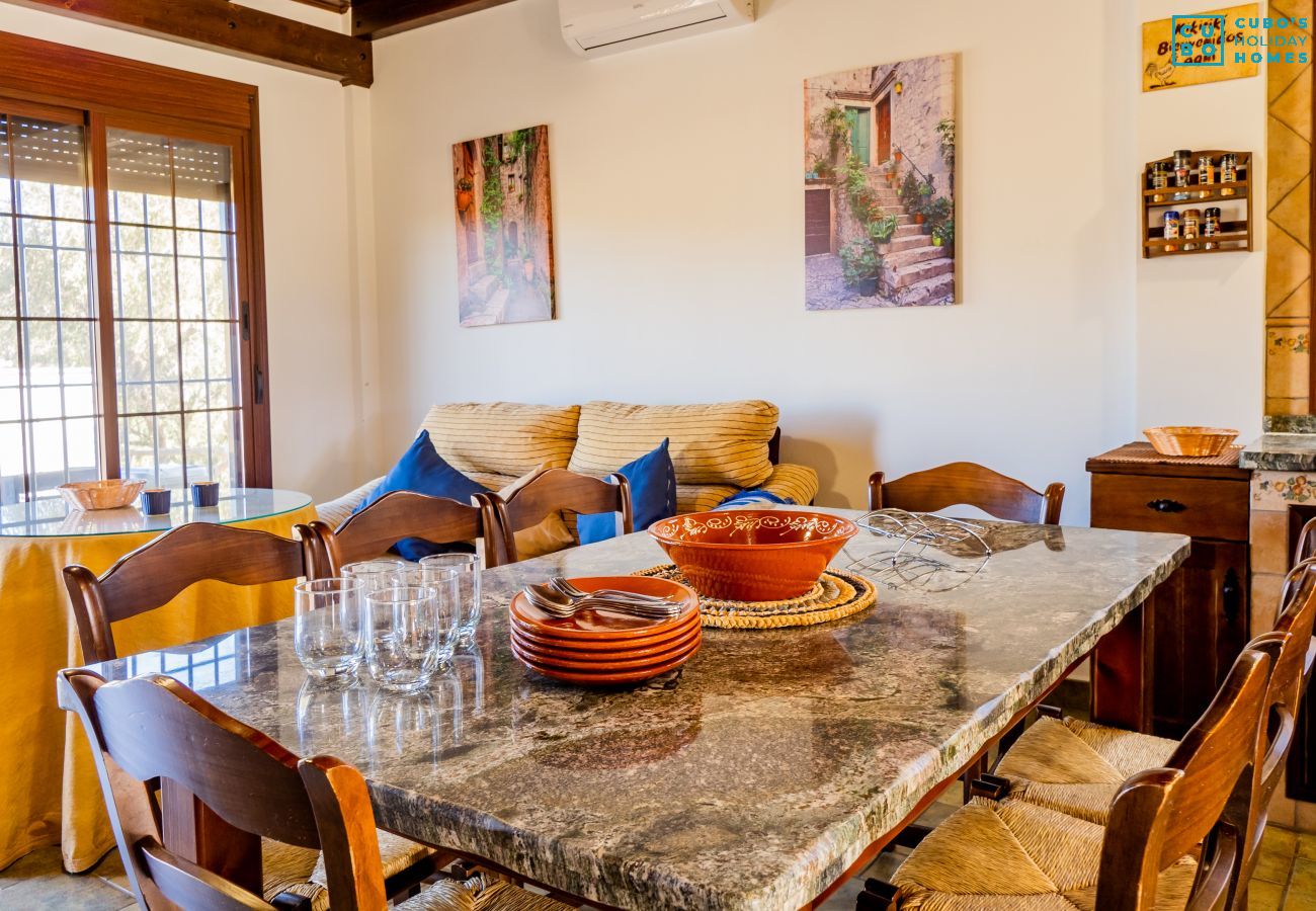 Salón comedor de esta casa rural en Cártama