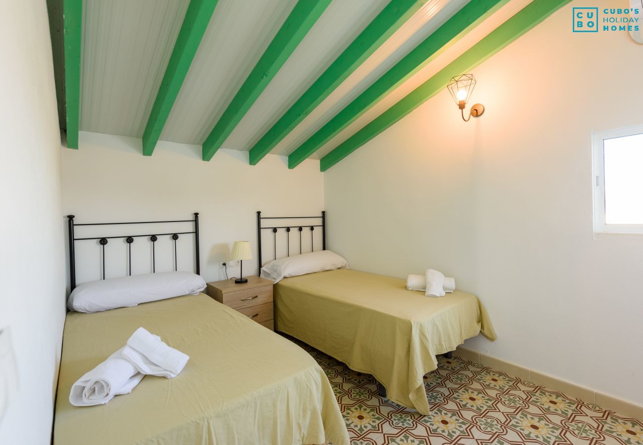 Dormitorio de esta casa rural en Cártama