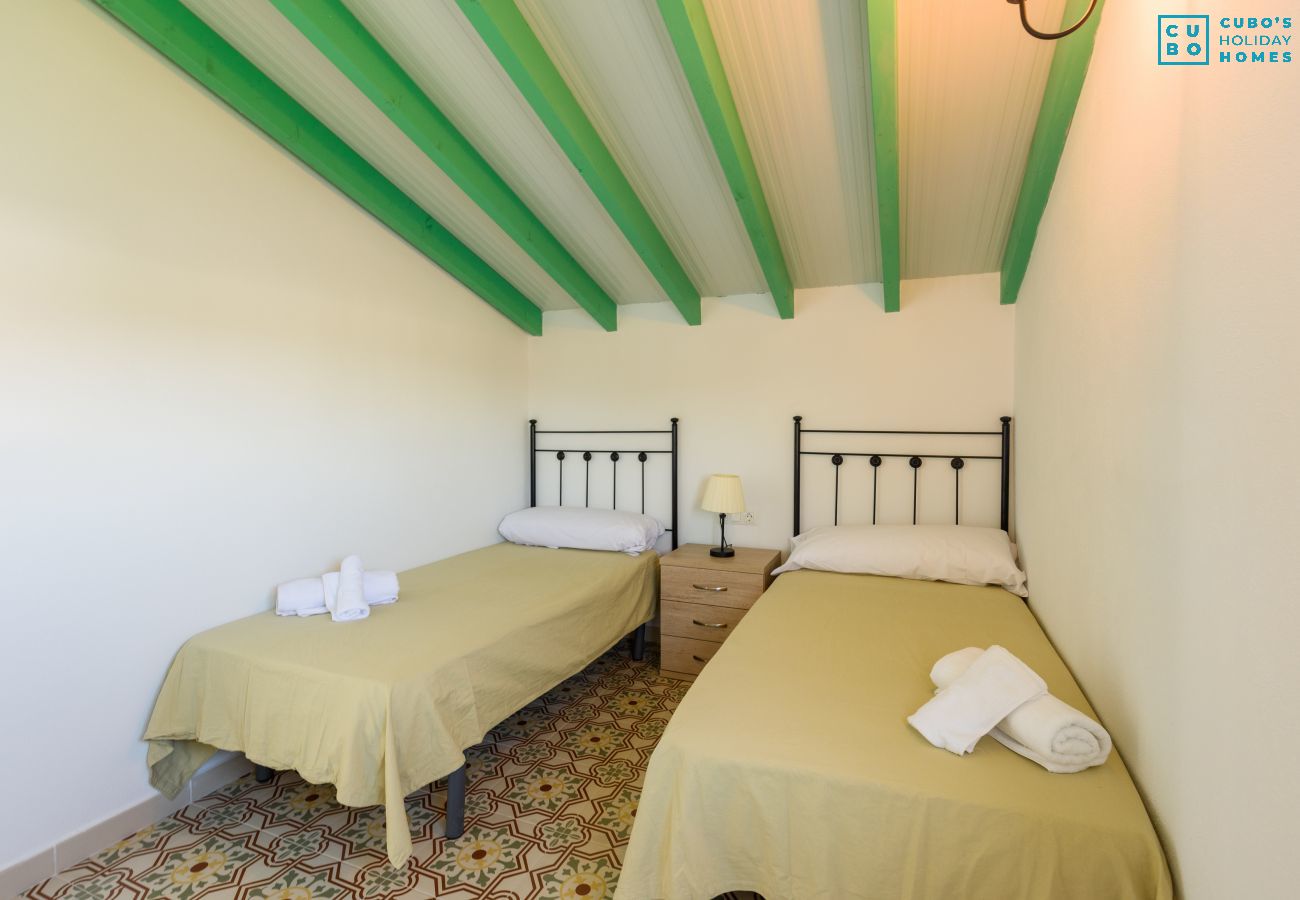 Dormitorio de esta casa rural en Cártama