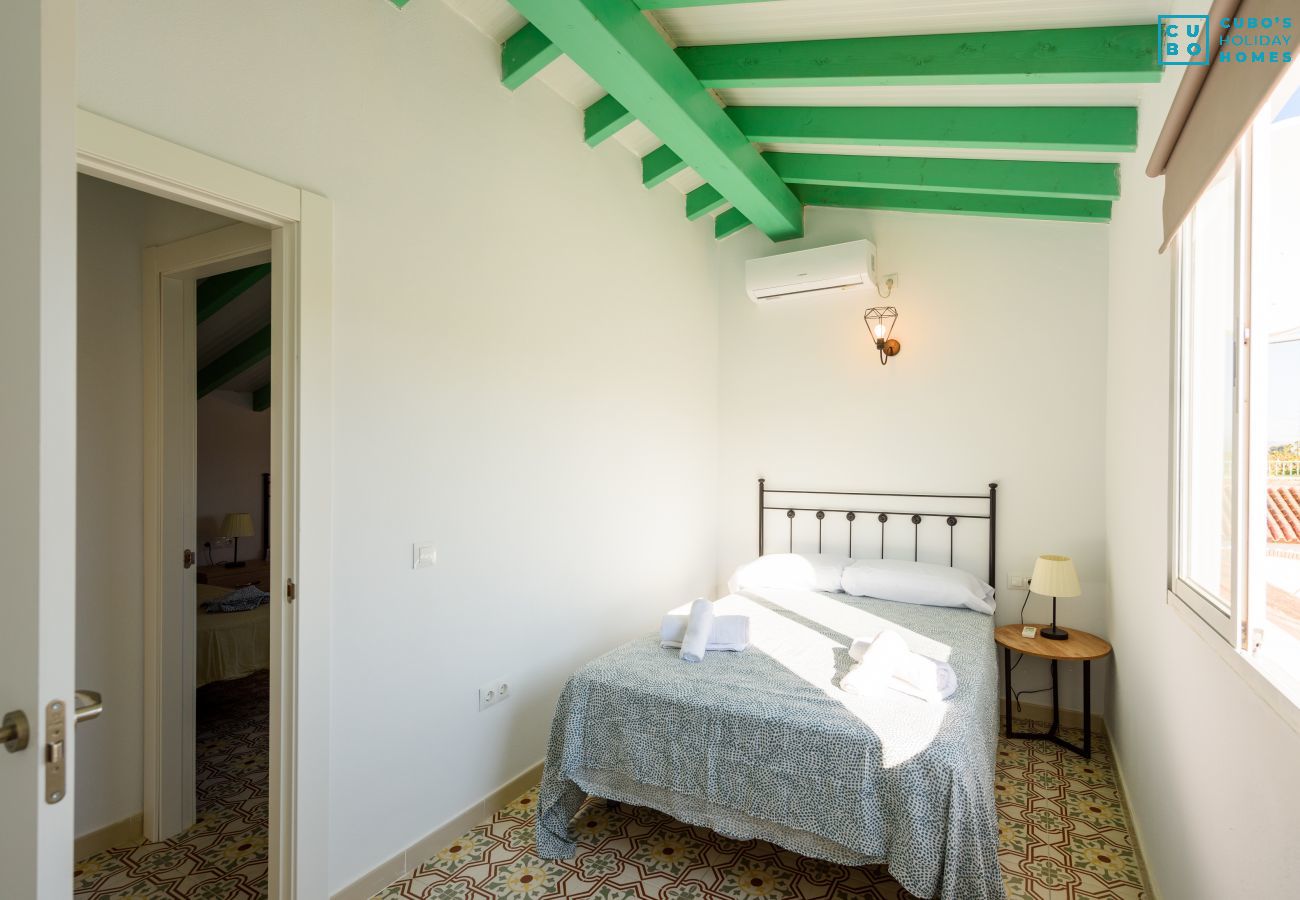 Dormitorio de esta casa rural en Cártama
