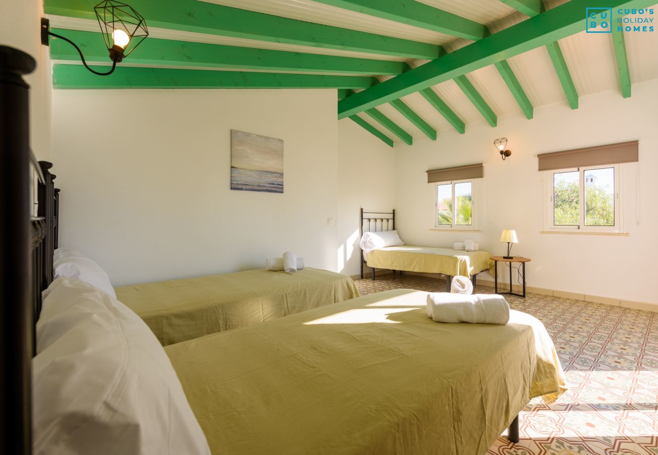 Dormitorio de esta casa rural en Cártama