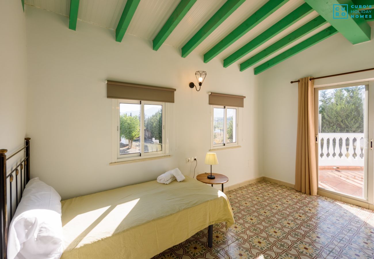 Dormitorio de esta casa rural en Cártama