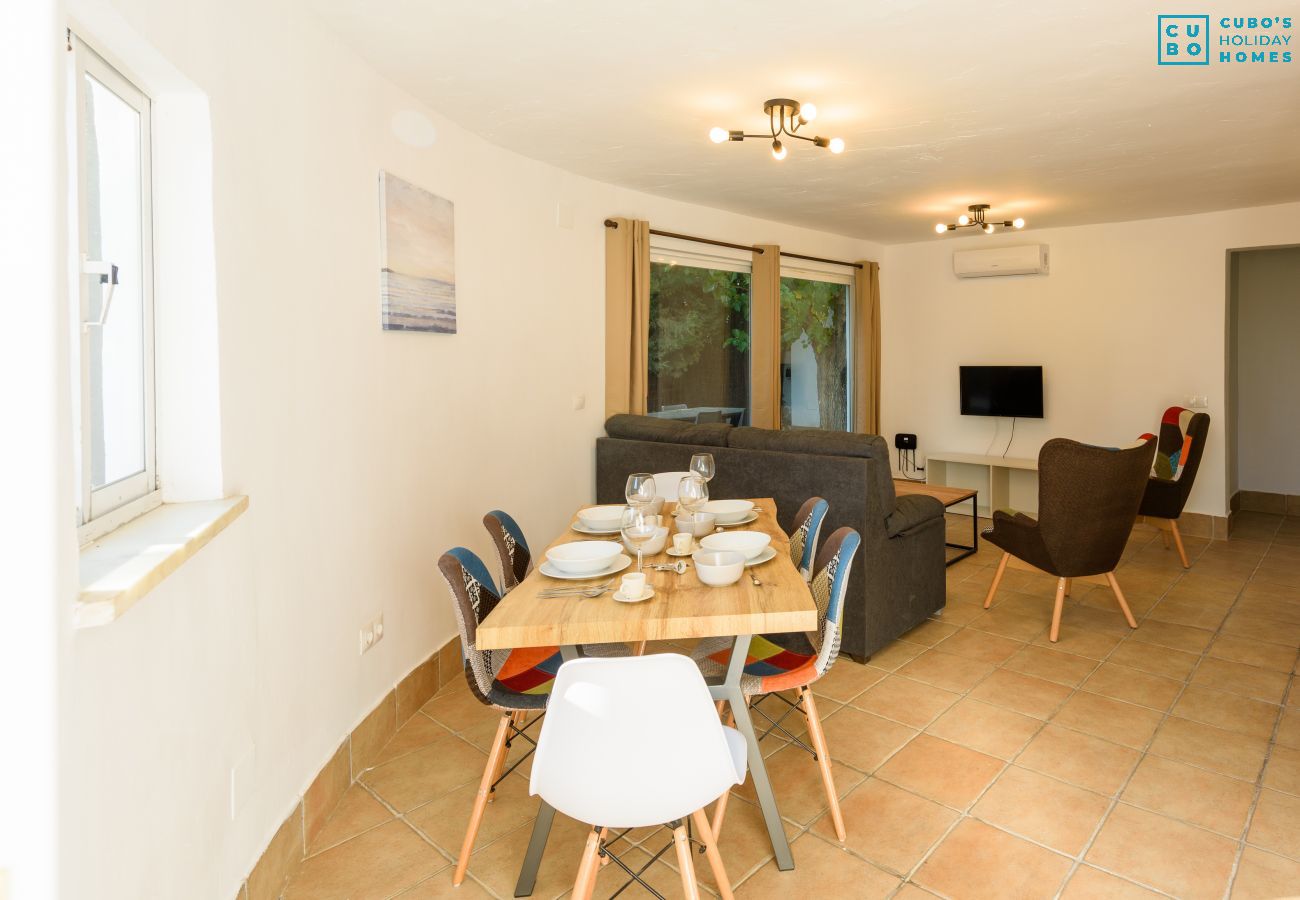 Salón comedor de esta casa rural en Cártama