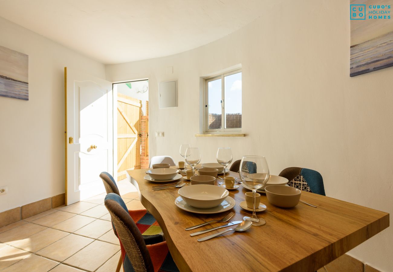 Salón comedor de esta casa rural en Cártama
