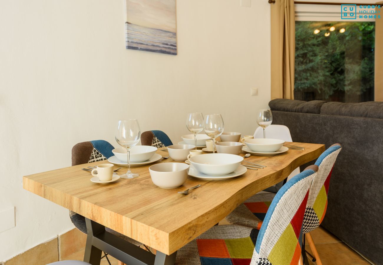 Salón comedor de esta casa rural en Cártama