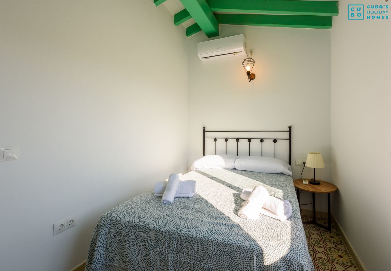 Dormitorio de esta casa rural en Cártama