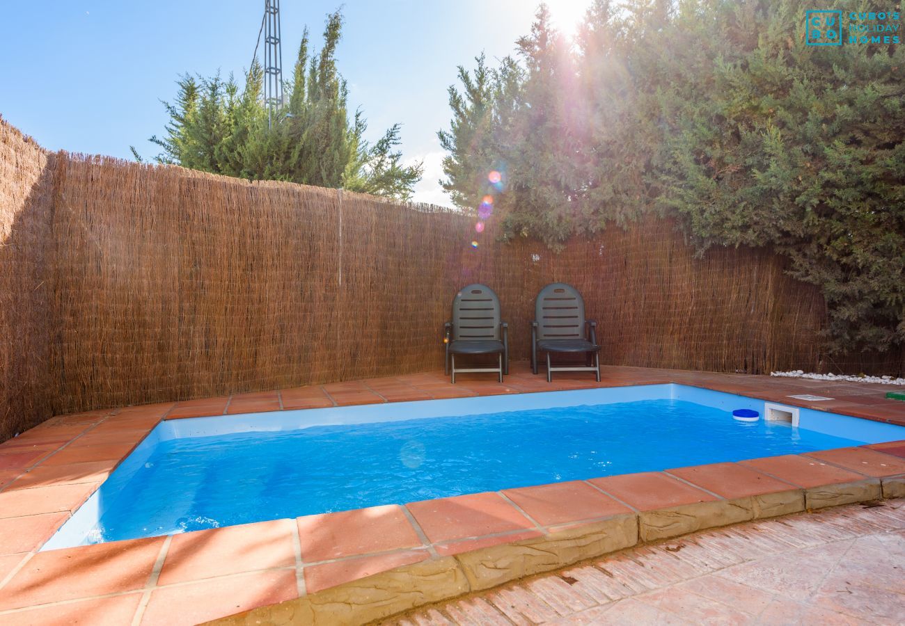 Piscina de esta casa rural en Cártama