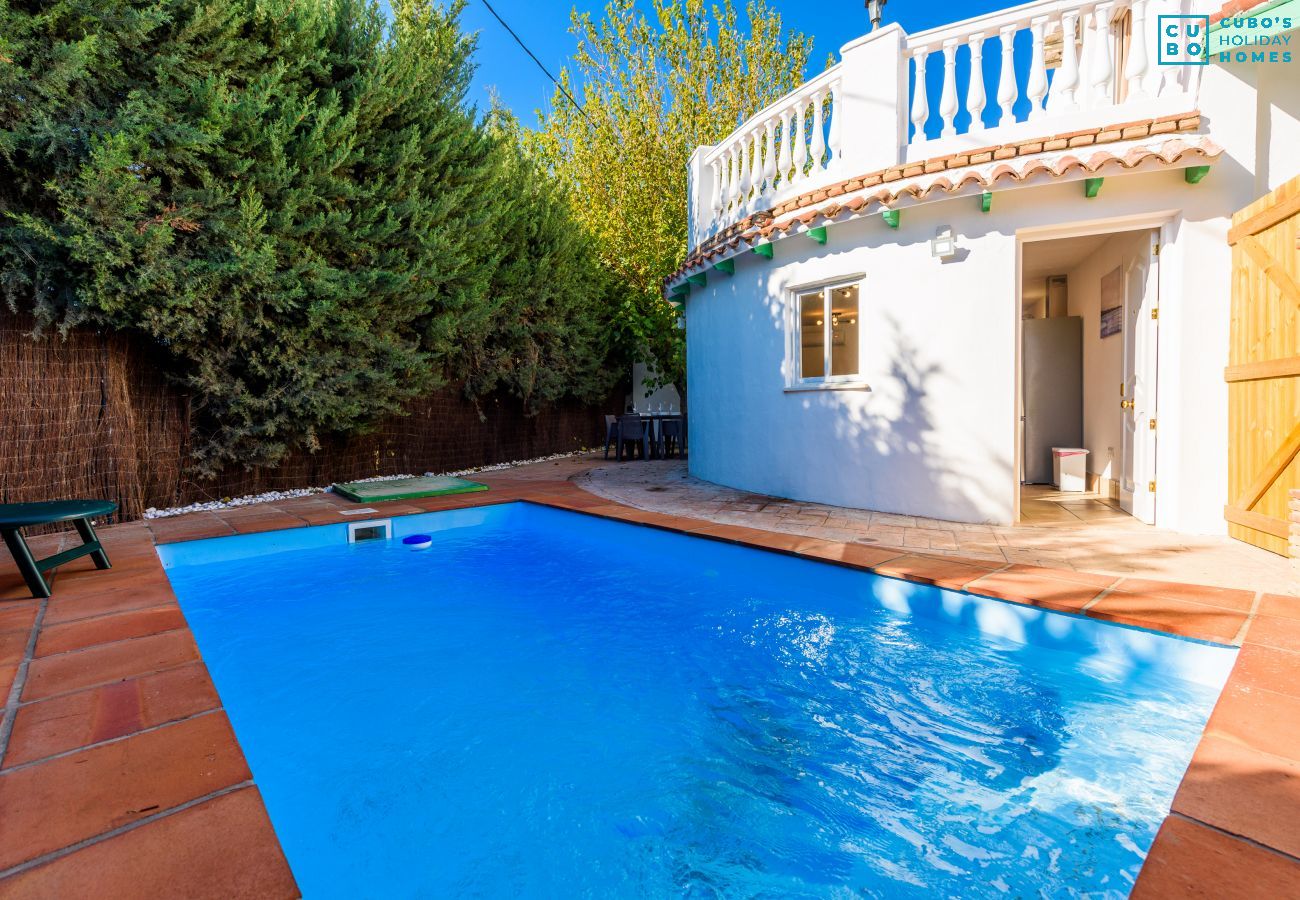 Piscina de esta casa rural en Cártama