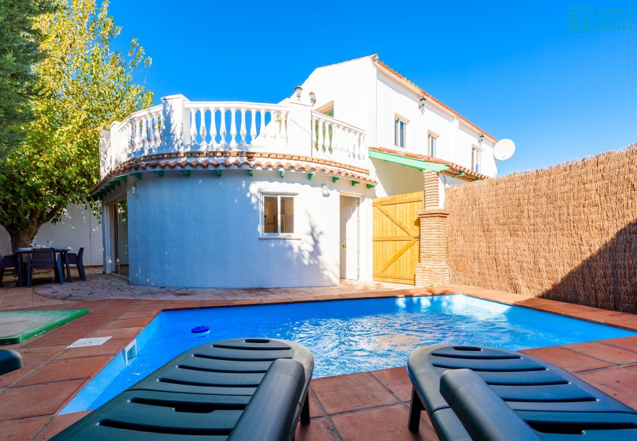 Piscina de esta casa rural en Cártama