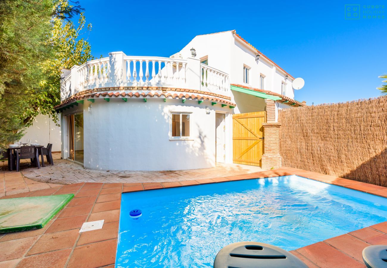 Piscina de esta casa rural en Cártama