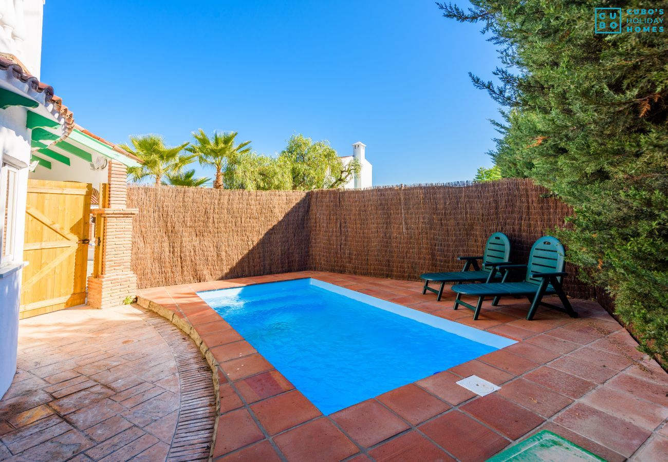 Piscina de esta casa rural en Cártama