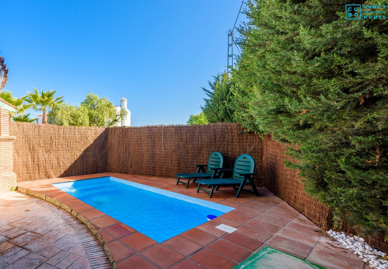 Piscina de esta casa rural en Cártama