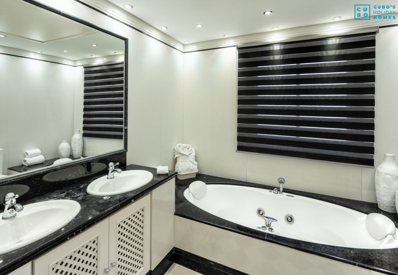 Apartamento en Nueva andalucia - Cubo's Luxury Beach Banus with Jacuzzi