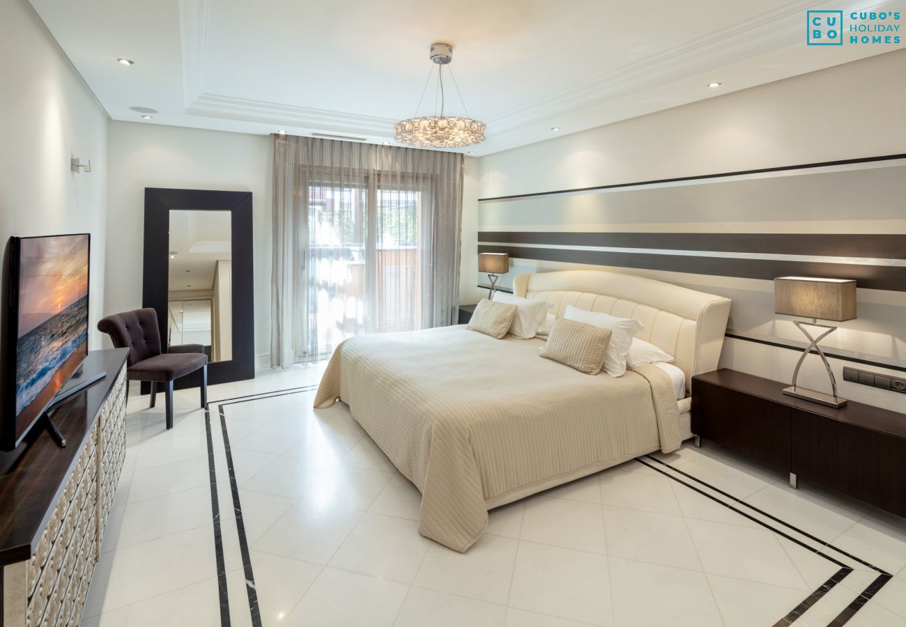 Apartamento en Nueva andalucia - Cubo's Luxury Beach Banus with Jacuzzi