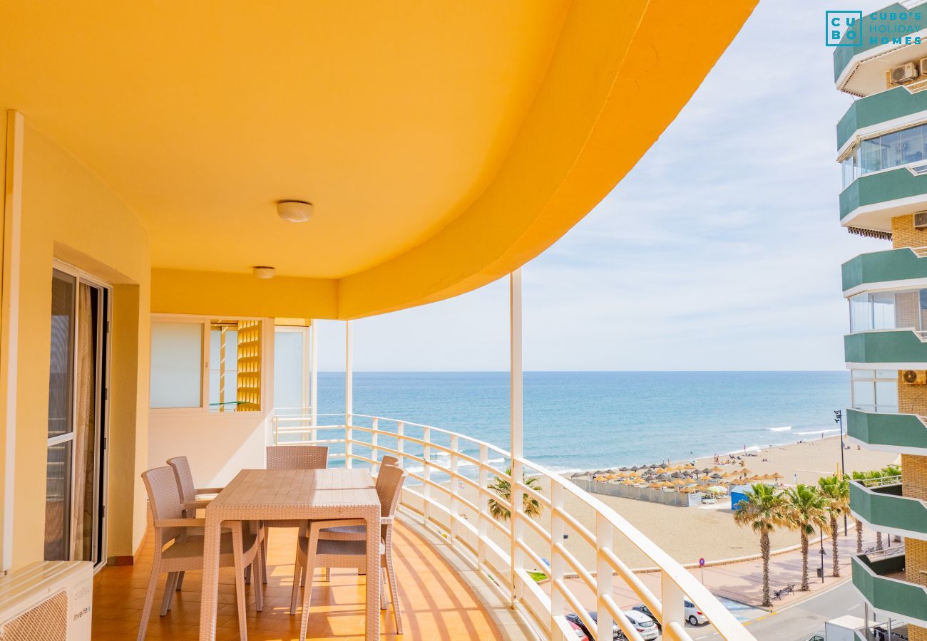 Terraza de apto en primera línea de playa en Feungirola. 