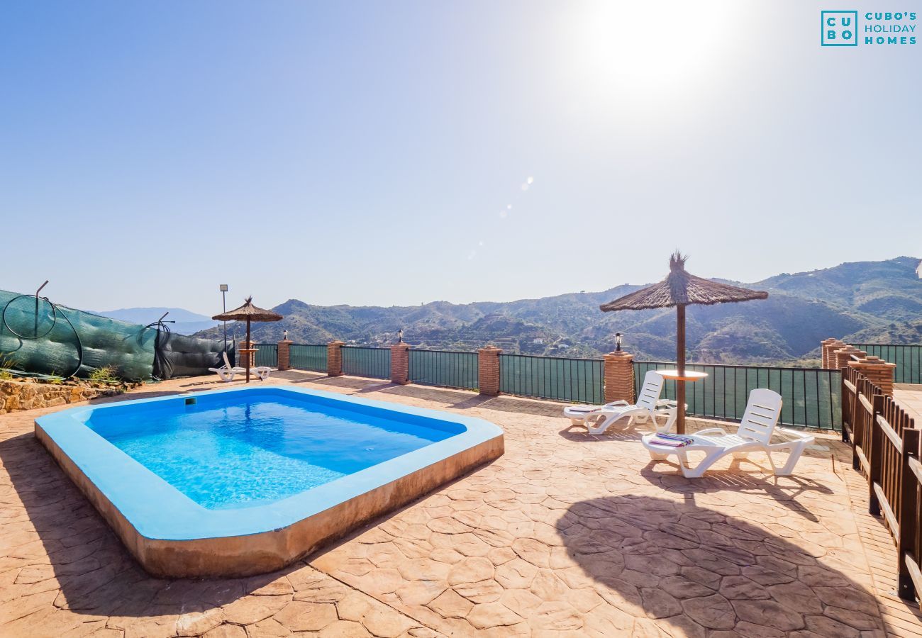 Maravillosa casa rural en Almogía con piscina y vistas a la montaña.