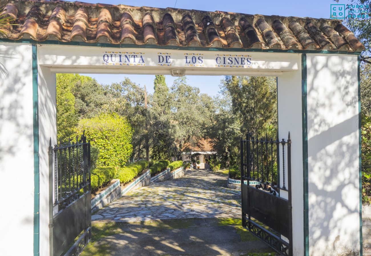 Casa rural en Guillena - Cubo's Quinta de los Cisnes & minigolf included