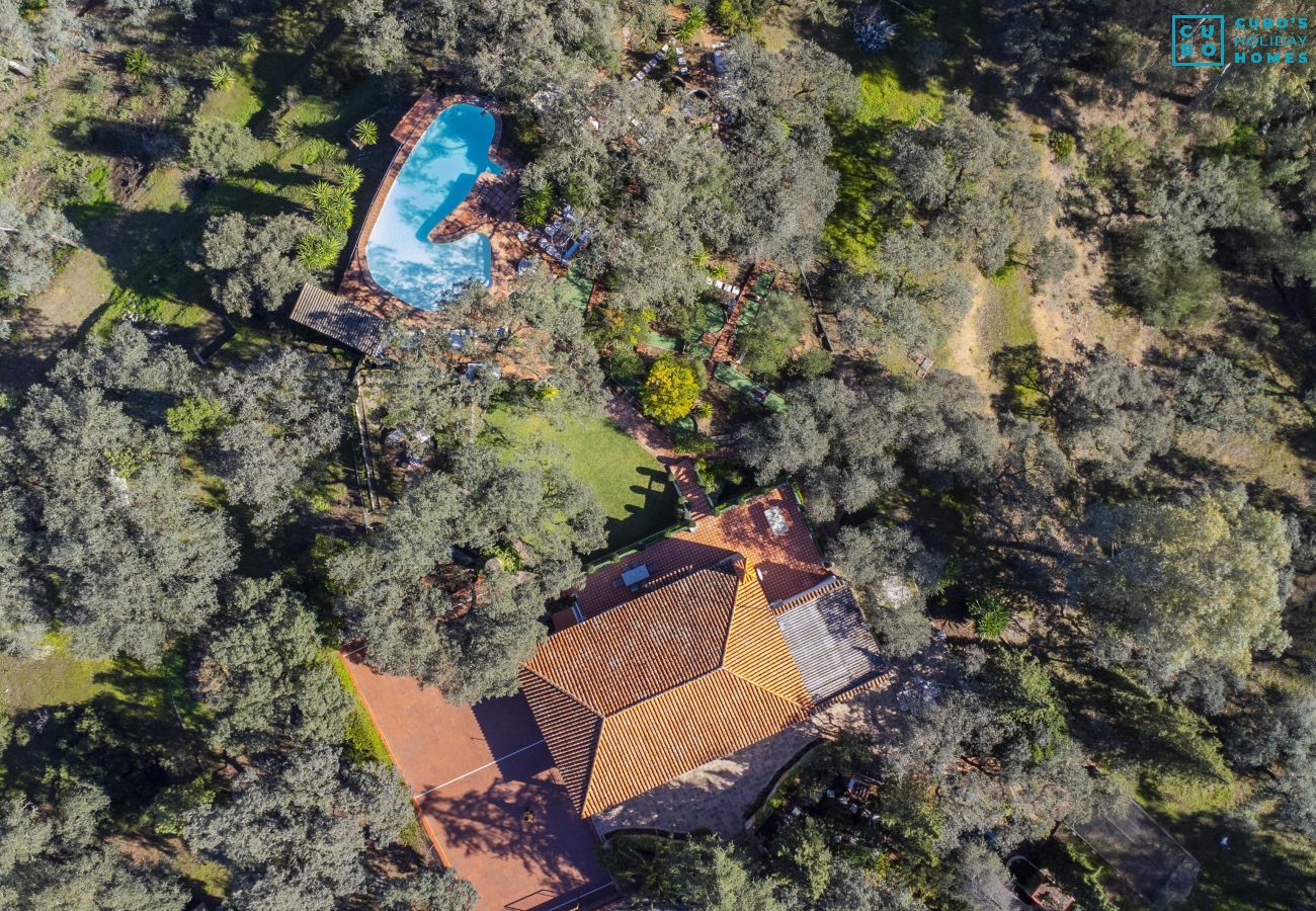 Casa rural con piscina privada cerca de Sevilla para 12 personas con piscina privada.