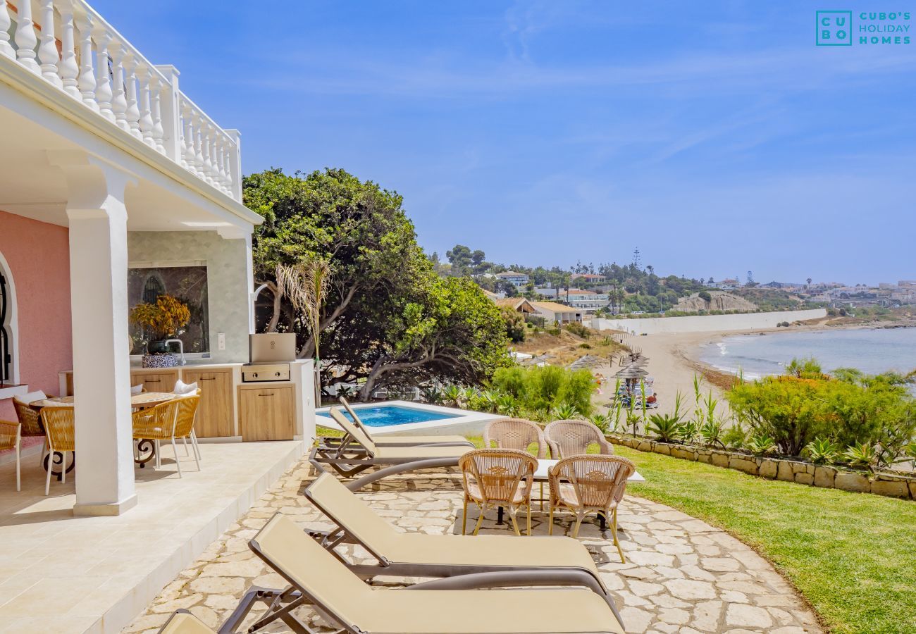 Villa vacacional en Mijas con piscina junto a la playa