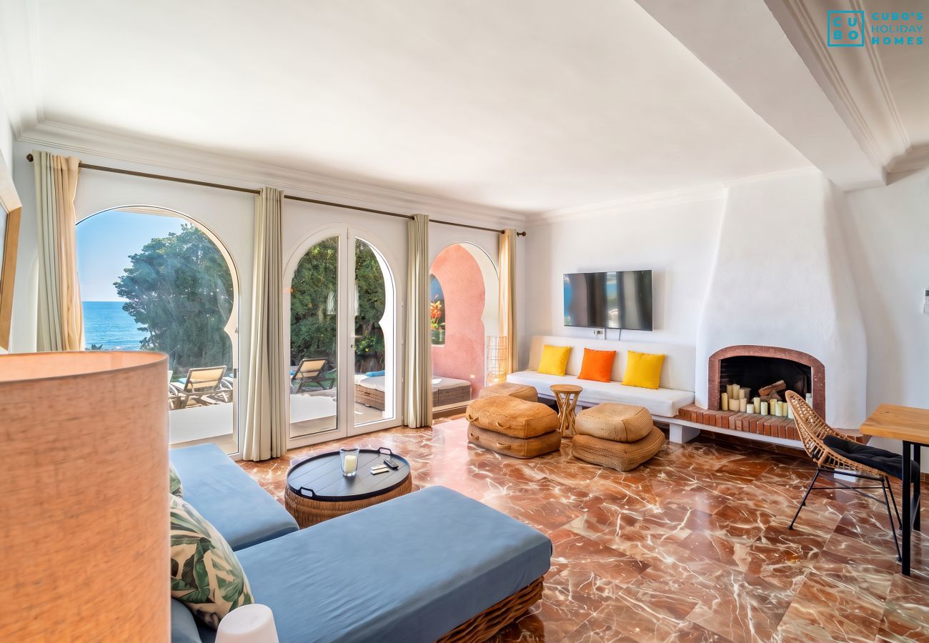 Villa en Mijas Costa - Cubo's Beachfront Villa Khayyam