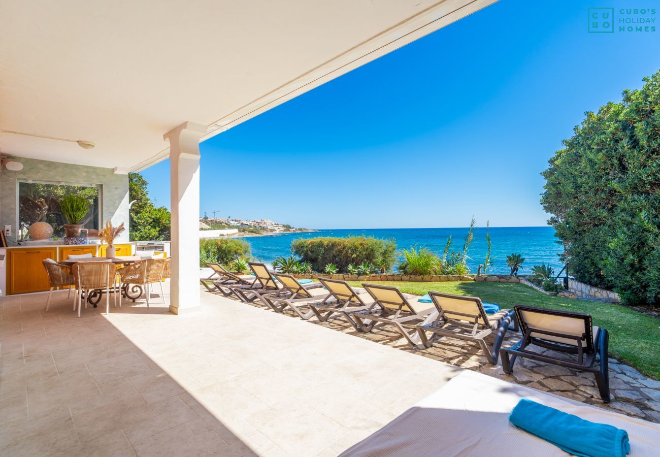 Villa en Mijas Costa - Cubo's Beachfront Villa Khayyam