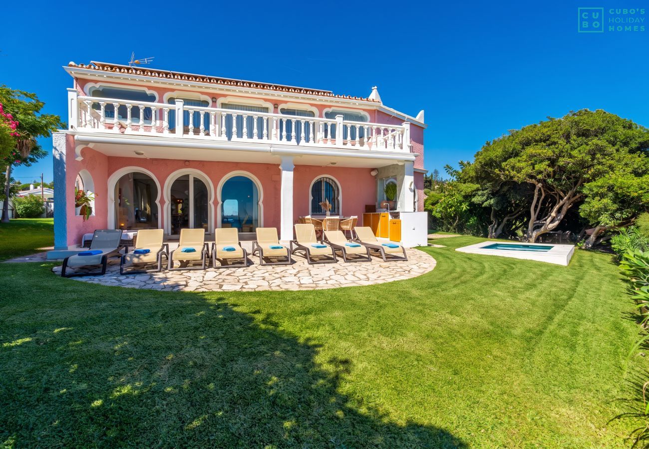 Villa en Mijas Costa - Cubo's Beachfront Villa Khayyam