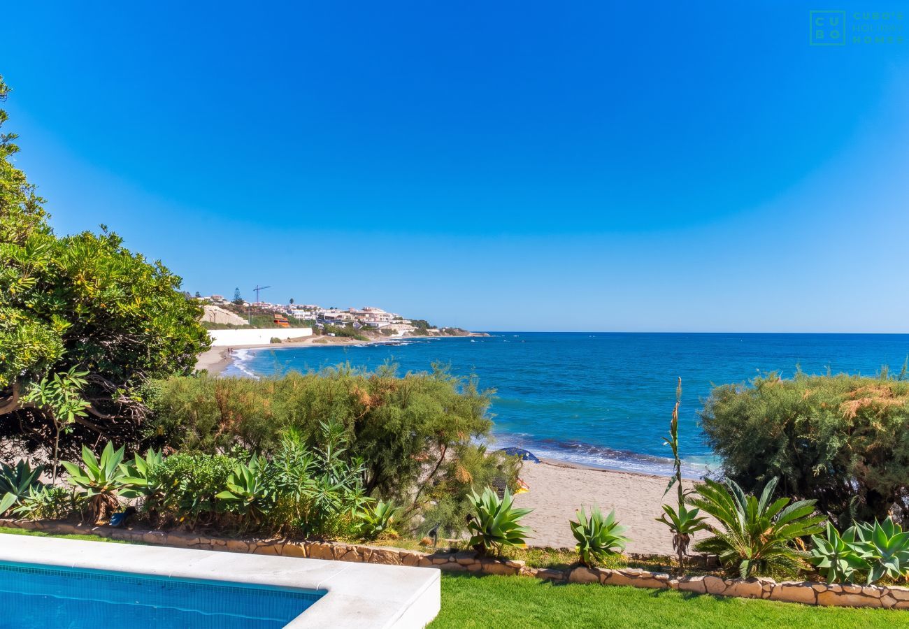 Villa en Mijas Costa - Cubo's Beachfront Villa Khayyam