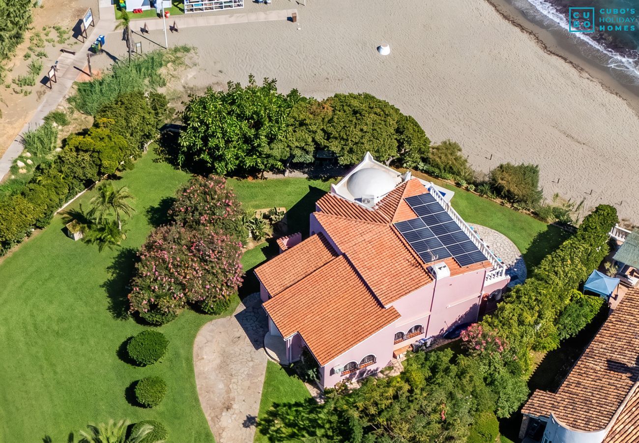 Villa en Mijas Costa - Cubo's Beachfront Villa Khayyam