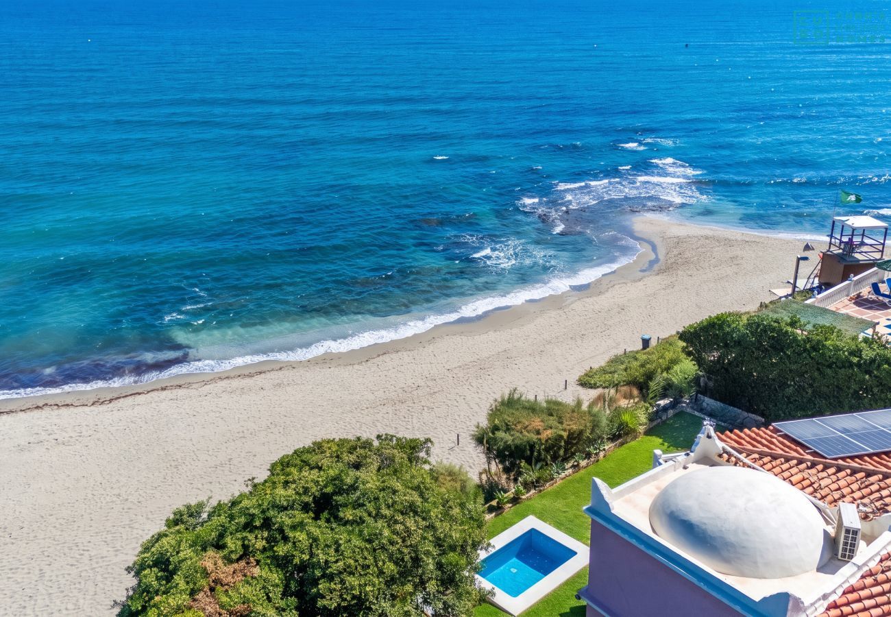 Villa en Mijas Costa - Cubo's Beachfront Villa Khayyam