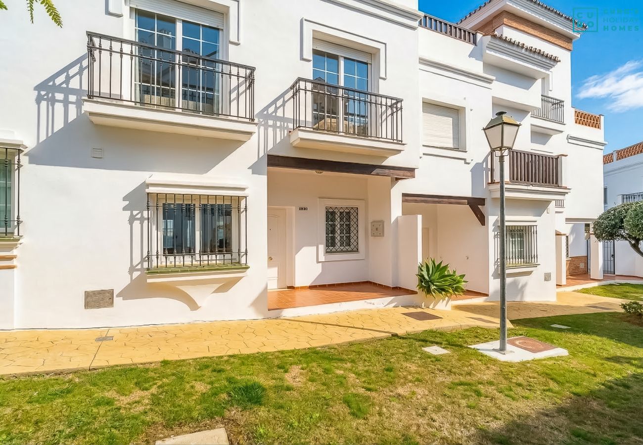 Casa adosada en Lauro Golf, perfecta para familias o grupos de hasta 8 personas.