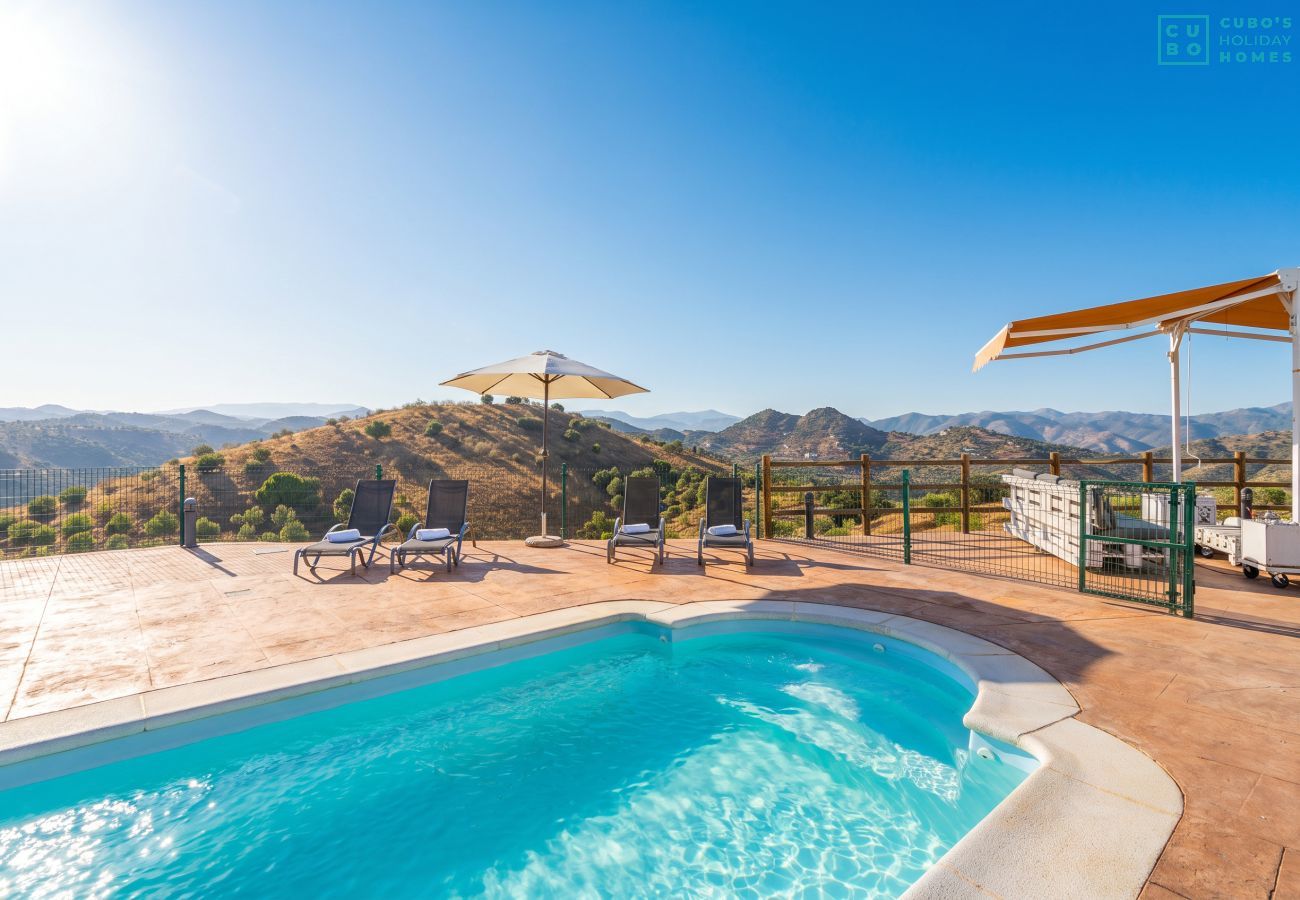 Casa rural con piscina y vistas a la montaña en Almogía