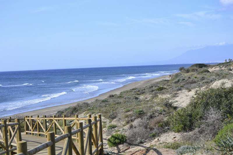 Pasarela que llega a las Dunas de Artola