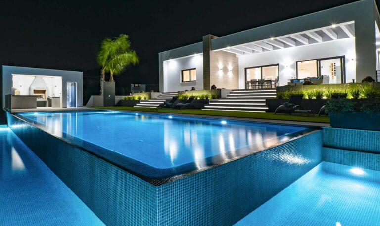 Piscina privada y jardín bien cuidados en una propiedad vacacional de Málaga