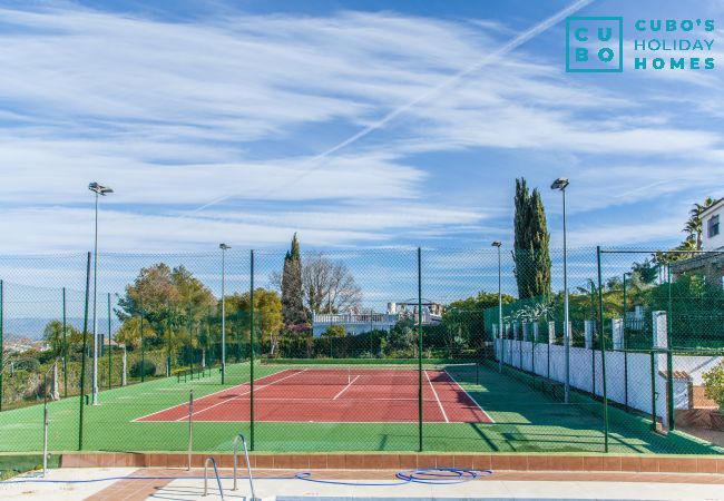 Community tennis court at this country house in Alhaurín el Grande